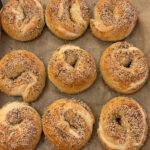 Tarjotin täynnä hapanleipäbageleita.